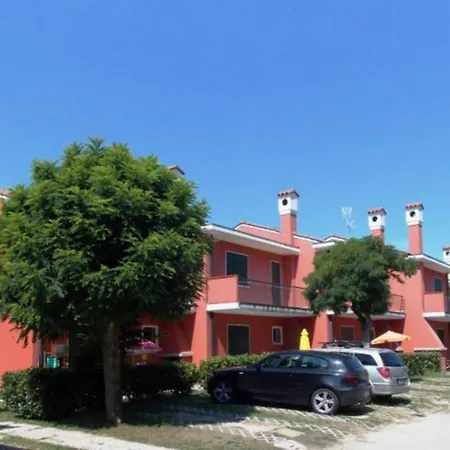 Relaxing Townhouse With Pool Access In Appartamento